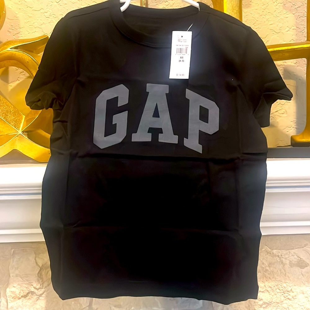 GAP KIDS black short sleeve tshirt with gray GAP LOGO XS 4-5 NWT in plastic